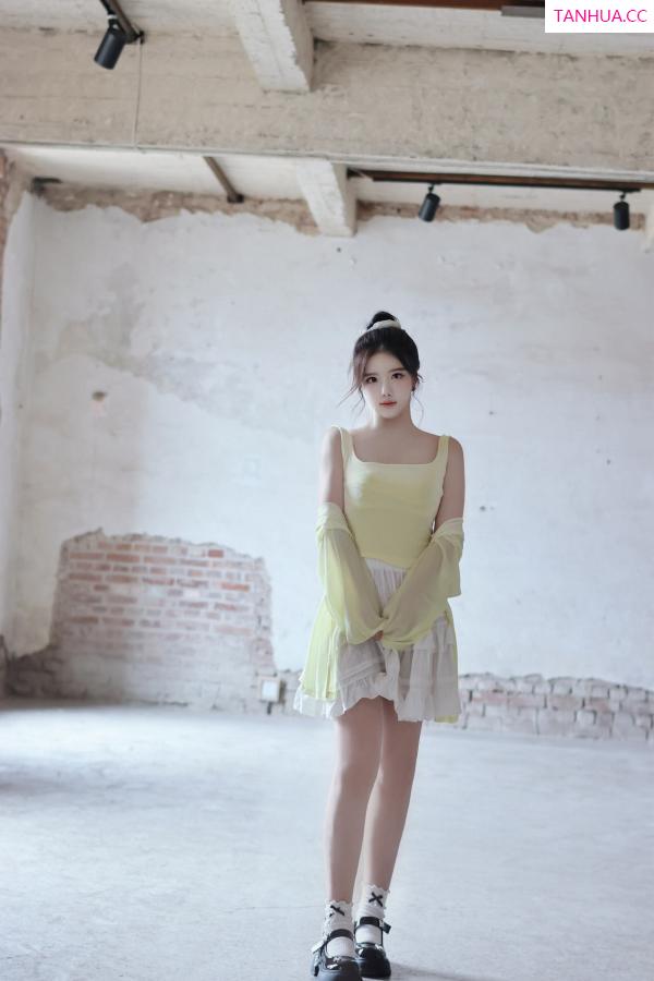   [XiuRen]高清写真图 2024.08.16 No.9024 小薯条nienie 美乳性感第23张图片